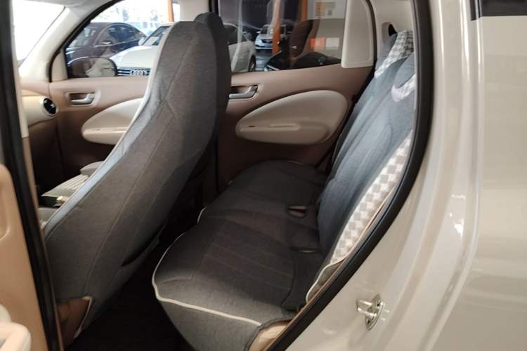 Used Wuling Hongguang MINIEV 2025 Four-Door Version Advanced Edition Left Rear Seat
