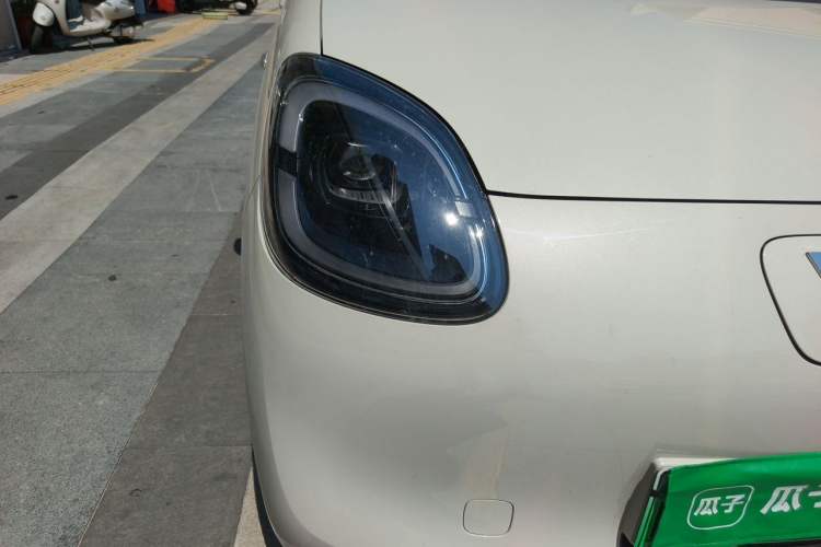 Used Wuling Hongguang MINIEV 2025 Four-Door Version Advanced Edition Right Front Headlight