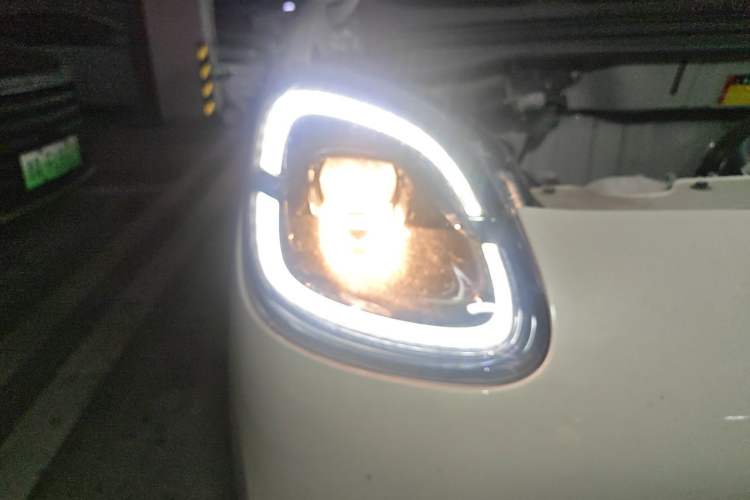 Used Wuling Hongguang MINIEV 2025 Four-Door Version Advanced Edition Right Front Headlight