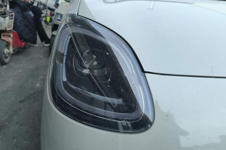 Used Wuling Hongguang MINIEV 2025 Four-Door Version Advanced Edition Right Front Headlight