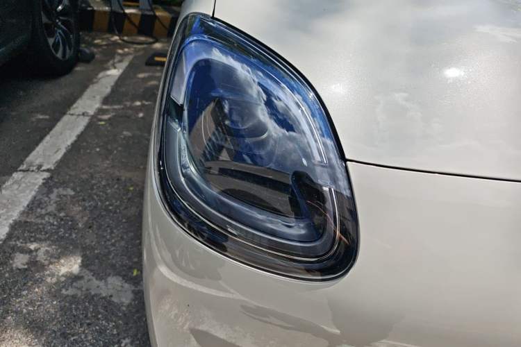 Used Wuling Hongguang MINIEV 2025 Four-Door Version Advanced Edition Right Front Headlight