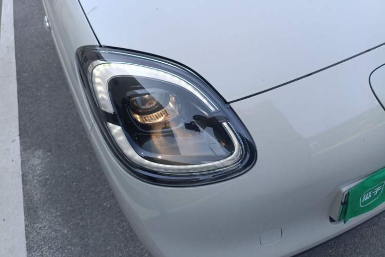 Used Wuling Hongguang MINIEV 2025 Four-Door Version Advanced Edition Right Front Headlight
