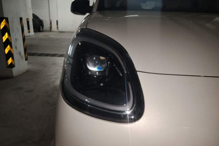Used Wuling Hongguang MINIEV 2025 Four-Door Version Advanced Edition Right Front Headlight
