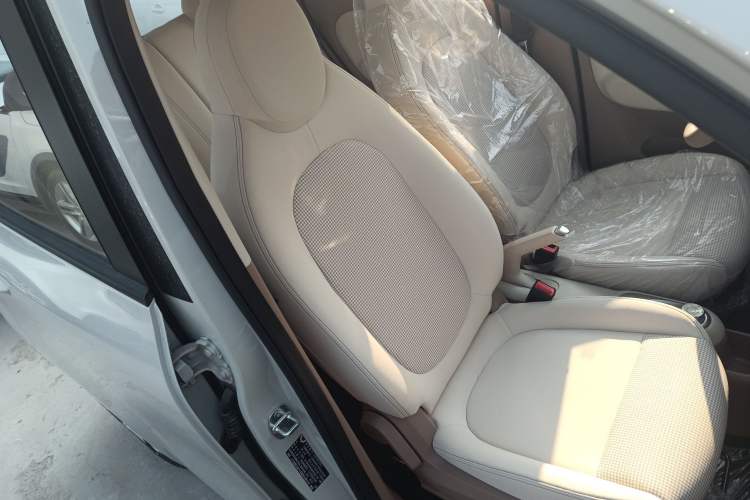 Used Wuling Hongguang MINIEV 2025 Four-Door Version Advanced Edition Right Front Seat
