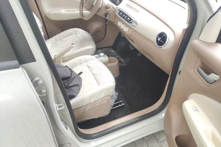 Used Wuling Hongguang MINIEV 2025 Four-Door Version Advanced Edition Right Front Seat