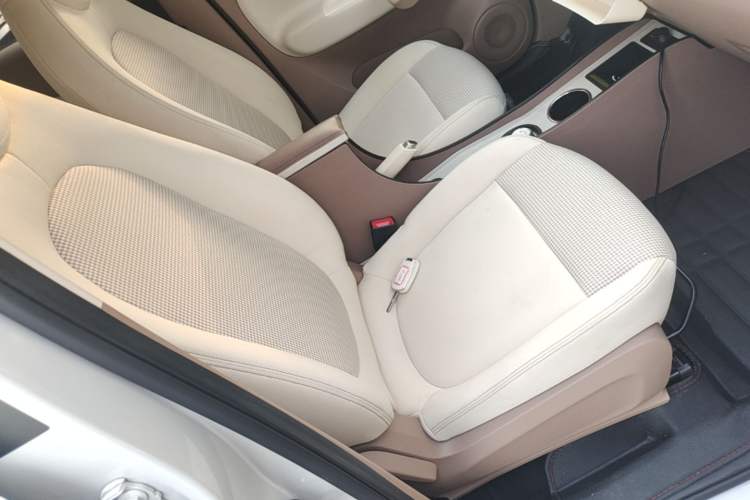 Used Wuling Hongguang MINIEV 2025 Four-Door Version Advanced Edition Right Front Seat