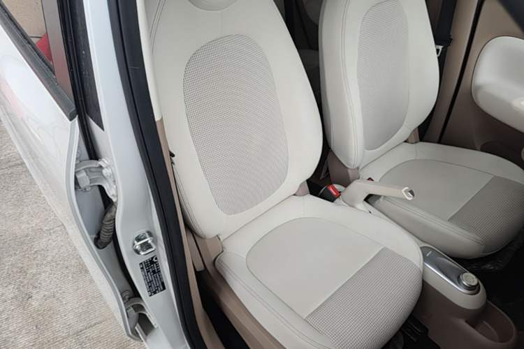 Used Wuling Hongguang MINIEV 2025 Four-Door Version Advanced Edition Right Front Seat