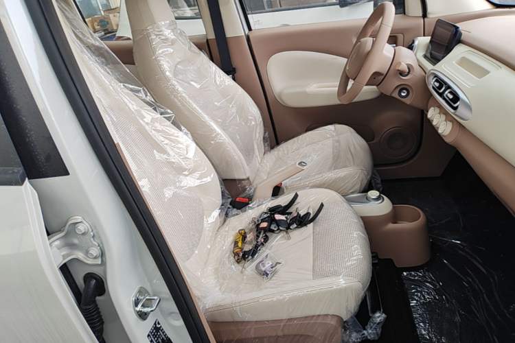 Used Wuling Hongguang MINIEV 2025 Four-Door Version Advanced Edition Right Front Seat