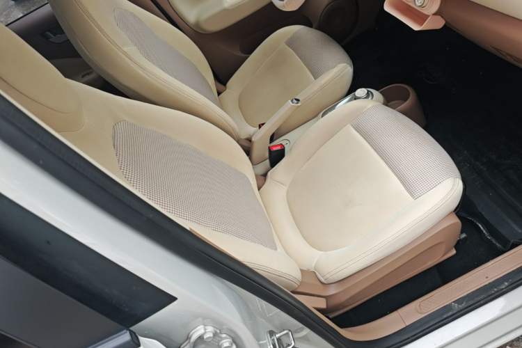 Used Wuling Hongguang MINIEV 2025 Four-Door Version Advanced Edition Right Front Seat