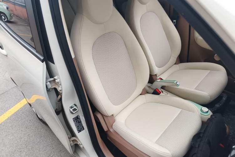 Used Wuling Hongguang MINIEV 2025 Four-Door Version Advanced Edition Right Front Seat