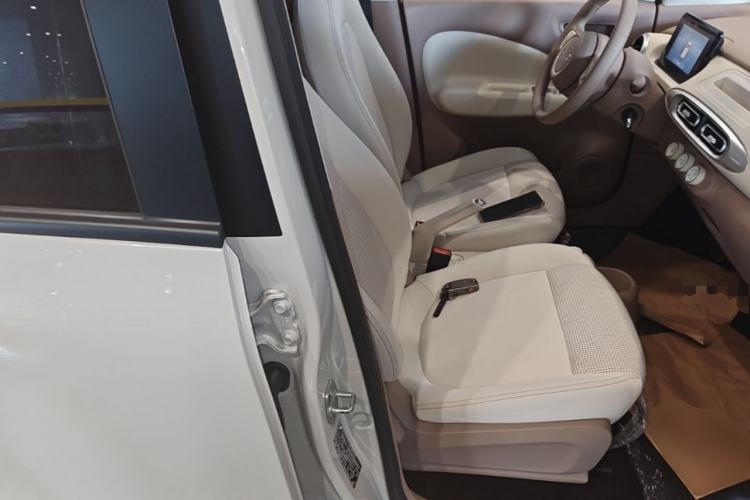 Used Wuling Hongguang MINIEV 2025 Four-Door Version Advanced Edition Right Front Seat