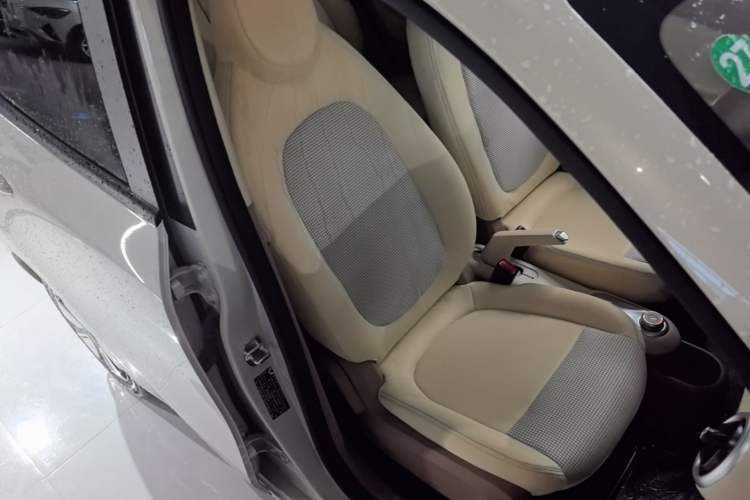 Used Wuling Hongguang MINIEV 2025 Four-Door Version Advanced Edition Right Front Seat