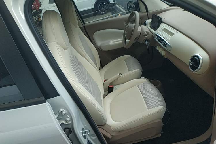 Used Wuling Hongguang MINIEV 2025 Four-Door Version Advanced Edition Right Front Seat