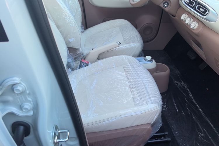 Used Wuling Hongguang MINIEV 2025 Four-Door Version Advanced Edition Right Front Seat