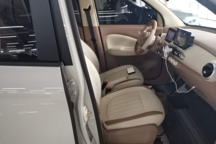 Used Wuling Hongguang MINIEV 2025 Four-Door Version Advanced Edition Right Front Seat