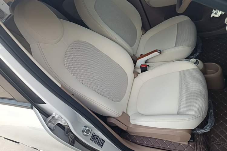 Used Wuling Hongguang MINIEV 2025 Four-Door Version Advanced Edition Right Front Seat