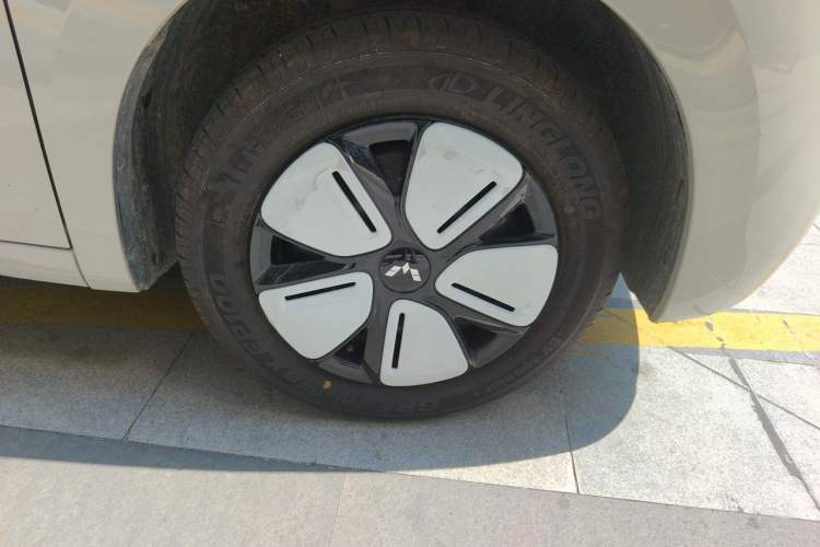 Used Wuling Hongguang MINIEV 2025 Four-Door Version Advanced Edition Right Front Wheel Hub