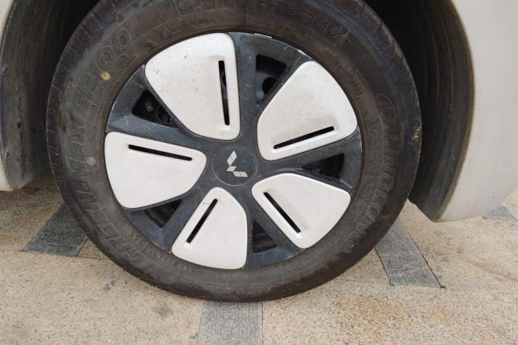 Used Wuling Hongguang MINIEV 2025 Four-Door Version Advanced Edition Right Front Wheel Hub