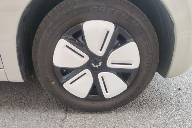 Used Wuling Hongguang MINIEV 2025 Four-Door Version Advanced Edition Right Front Wheel Hub