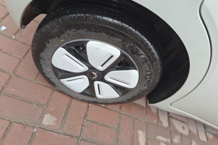 Used Wuling Hongguang MINIEV 2025 Four-Door Version Zhenxiang+ Edition Right Front Wheel Hub