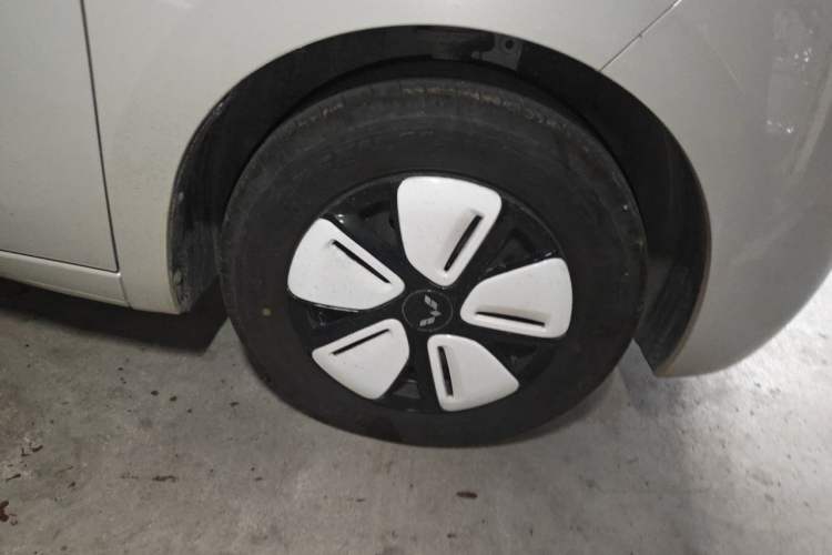 Used Wuling Hongguang MINIEV 2025 Four-Door Version Advanced Edition Right Front Wheel Hub