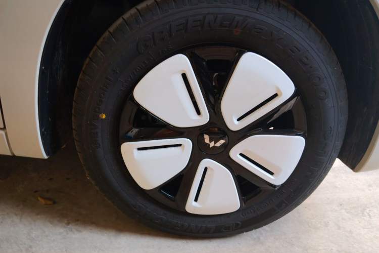 Used Wuling Hongguang MINIEV 2025 Four-Door Version Advanced Edition Right Front Wheel Hub