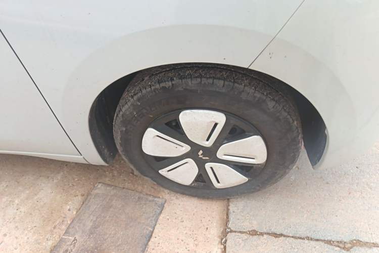 Used Wuling Hongguang MINIEV 2025 Four-Door Version Advanced Edition Right Front Wheel Hub
