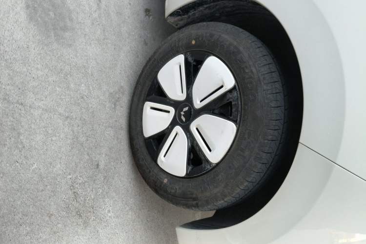 Used Wuling Hongguang MINIEV 2025 Four-Door Version Advanced Edition Right Front Wheel Hub