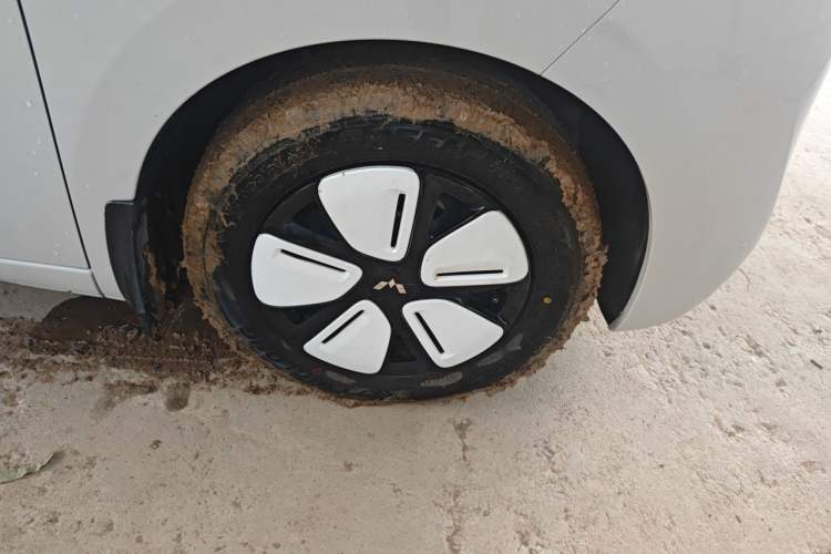 Used Wuling Hongguang MINIEV 2025 Four-Door Version Zhenxiang+ Edition Right Front Wheel Hub