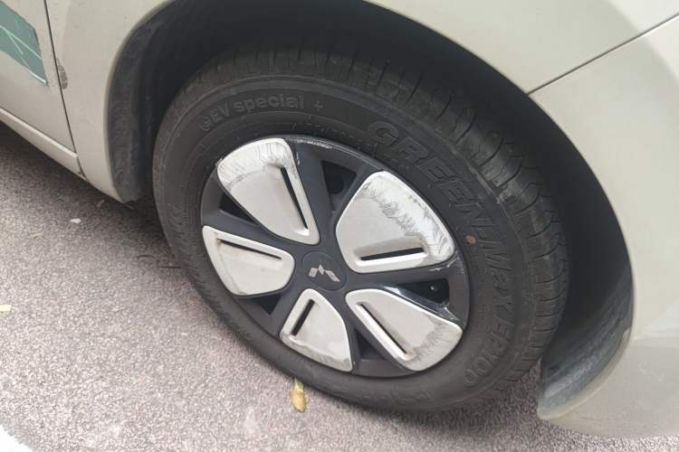 Used Wuling Hongguang MINIEV 2025 Four-Door Version Advanced Edition Right Front Wheel Hub