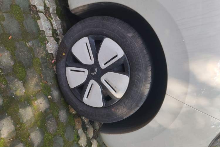 Used Wuling Hongguang MINIEV 2025 Four-Door Version Advanced Edition Right Front Wheel Hub