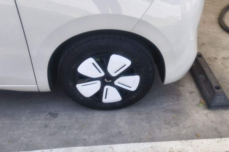 Used Wuling Hongguang MINIEV 2025 Four-Door Version Advanced Edition Right Front Wheel Hub