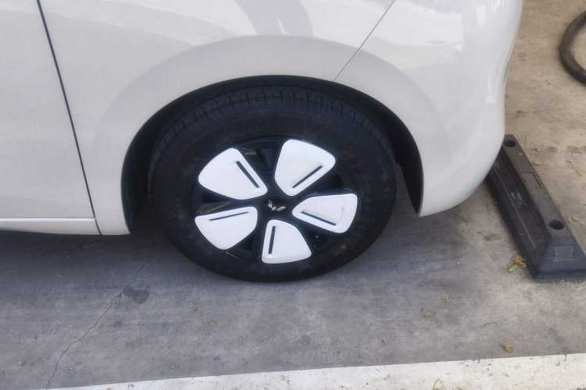 Used Wuling Hongguang MINIEV 2025 Four-Door Version Advanced Edition Right Front Wheel Hub