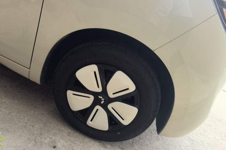 Used Wuling Hongguang MINIEV 2025 Four-Door Version Advanced Edition Right Front Wheel Hub
