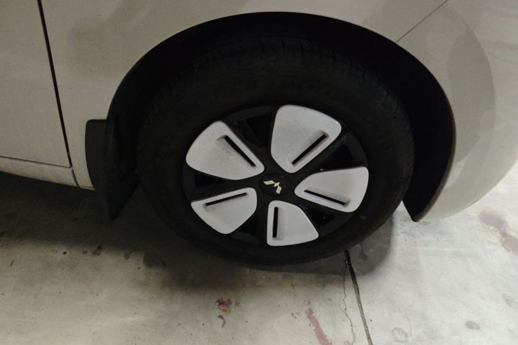 Used Wuling Hongguang MINIEV 2025 Four-Door Version Advanced Edition Right Front Wheel Hub