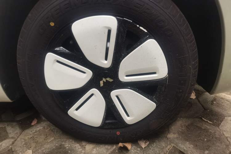 Used Wuling Hongguang MINIEV 2025 Four-Door Version Premium Edition Right Front Wheel Hub