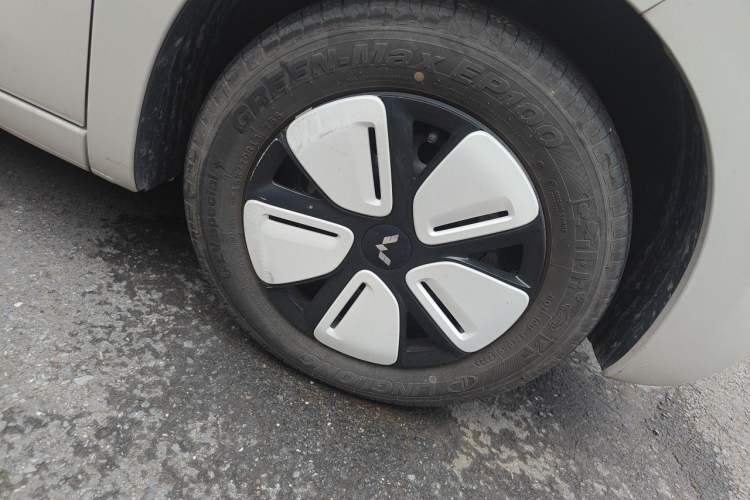 Used Wuling Hongguang MINIEV 2025 Four-Door Version Advanced Edition Right Front Wheel Hub