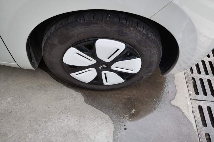 Used Wuling Hongguang MINIEV 2025 Four-Door Version Advanced Edition Right Front Wheel Hub