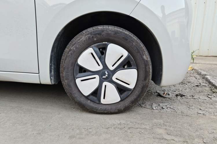 Used Wuling Hongguang MINIEV 2025 Four-Door Version Advanced Edition Right Front Wheel Hub