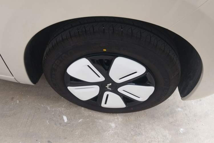 Used Wuling Hongguang MINIEV 2025 Four-Door Version Advanced Edition Right Front Wheel Hub