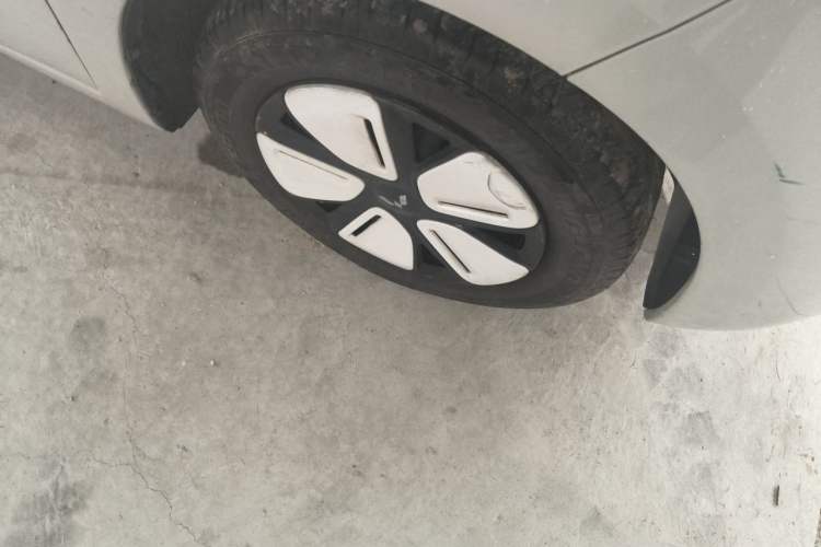 Used Wuling Hongguang MINIEV 2025 Four-Door Version Advanced Edition Right Front Wheel Hub