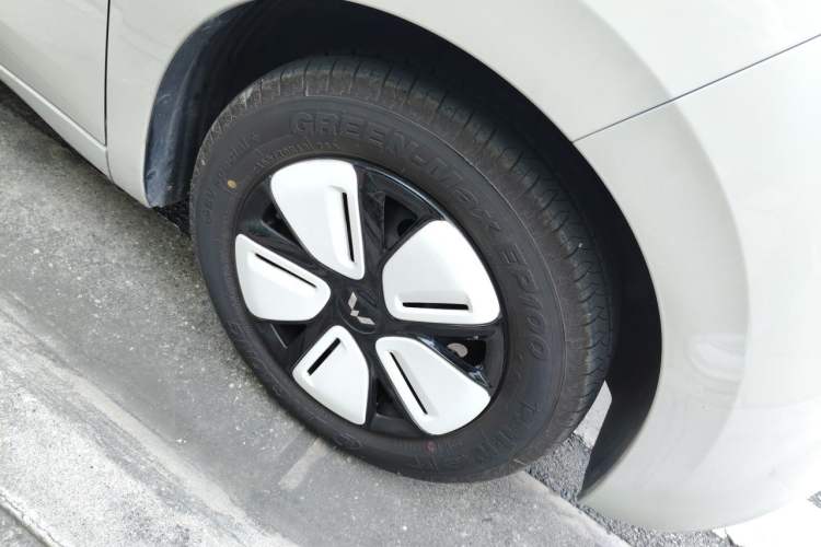 Used Wuling Hongguang MINIEV 2025 Four-Door Version Advanced Edition Right Front Wheel Hub