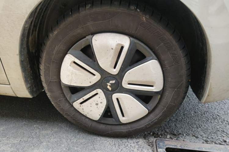 Used Wuling Hongguang MINIEV 2025 Four-Door Version Zhenxiang+ Edition Right Front Wheel Hub