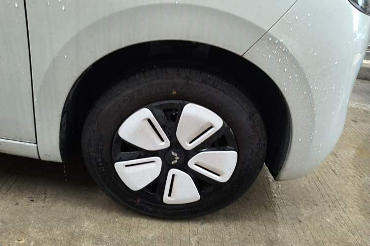 Used Wuling Hongguang MINIEV 2025 Four-Door Version Advanced Edition Right Front Wheel Hub