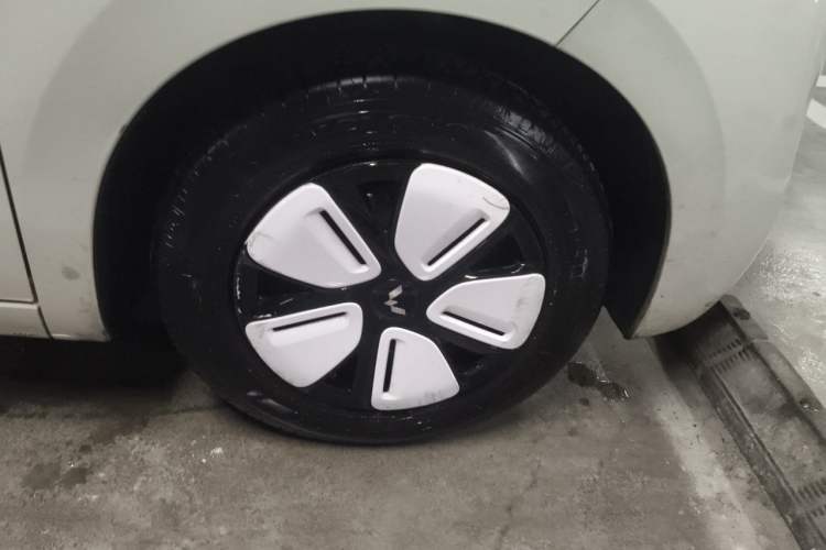 Used Wuling Hongguang MINIEV 2025 Four-Door Version Zhenxiang+ Edition Right Front Wheel Hub