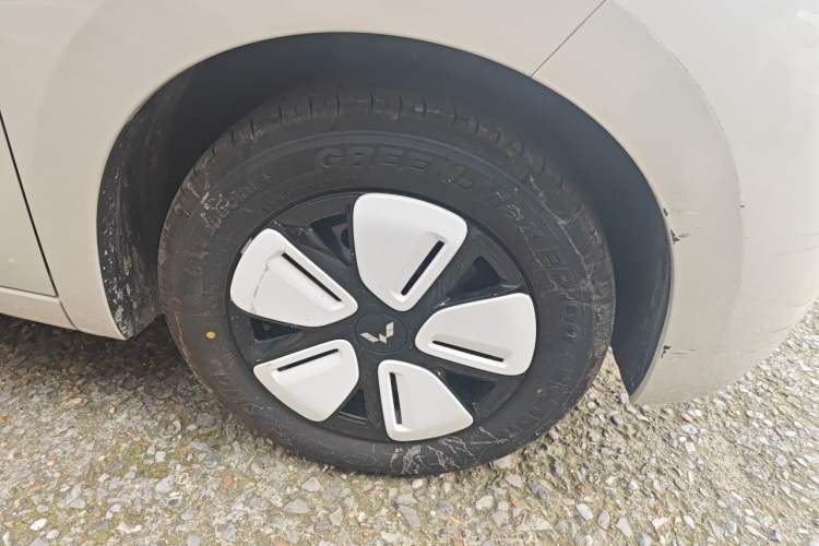 Used Wuling Hongguang MINIEV 2025 Four-Door Version Advanced Edition Right Front Wheel Hub