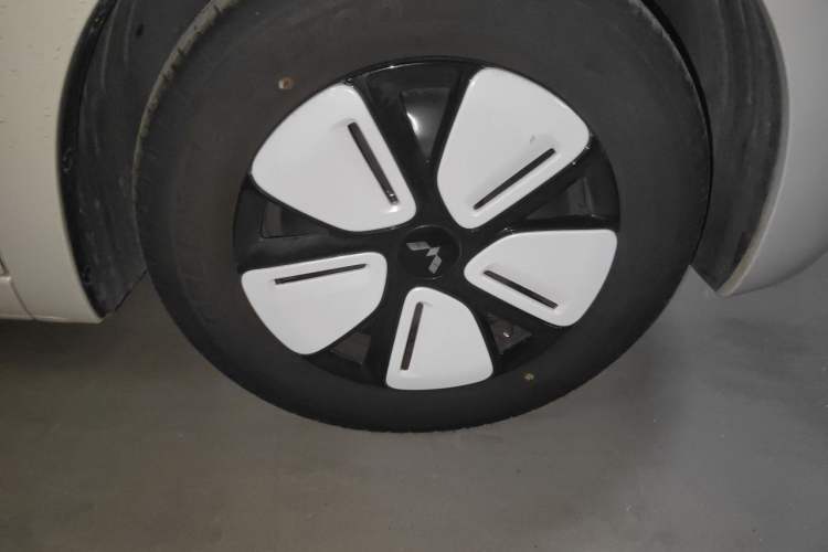 Used Wuling Hongguang MINIEV 2025 Four-Door Version Advanced Edition Right Front Wheel Hub
