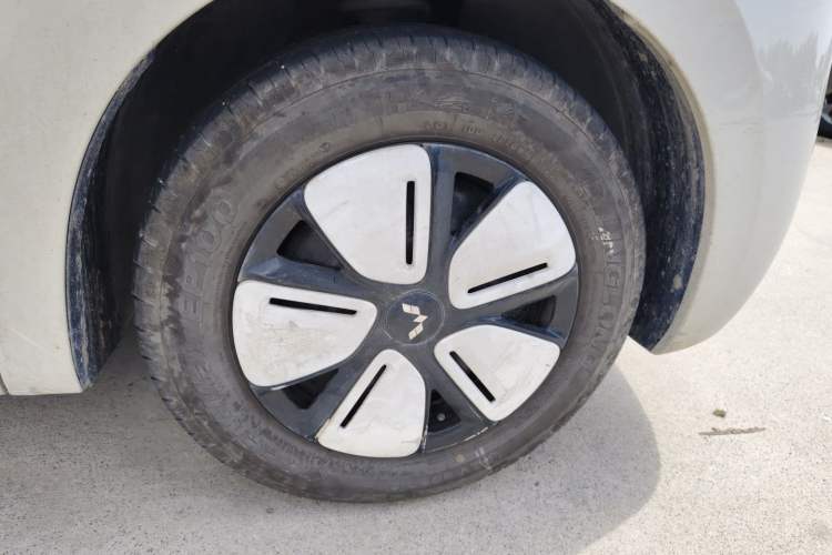 Used Wuling Hongguang MINIEV 2025 Four-Door Version Advanced Edition Right Front Wheel Hub