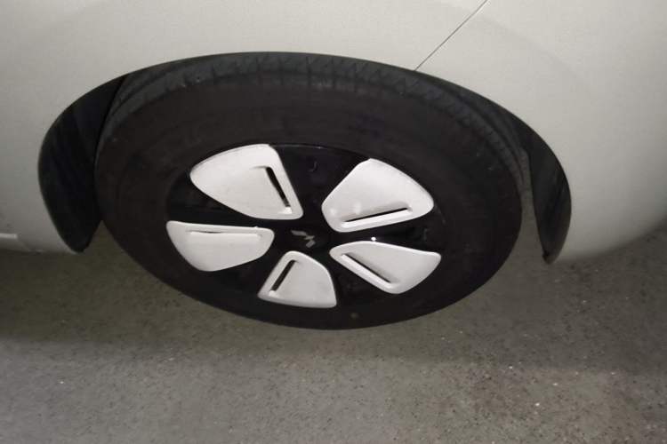 Used Wuling Hongguang MINIEV 2025 Four-Door Version Advanced Edition Right Front Wheel Hub