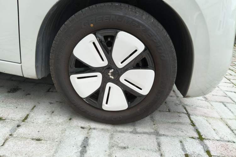 Used Wuling Hongguang MINIEV 2025 Four-Door Version Premium Edition Right Front Wheel Hub